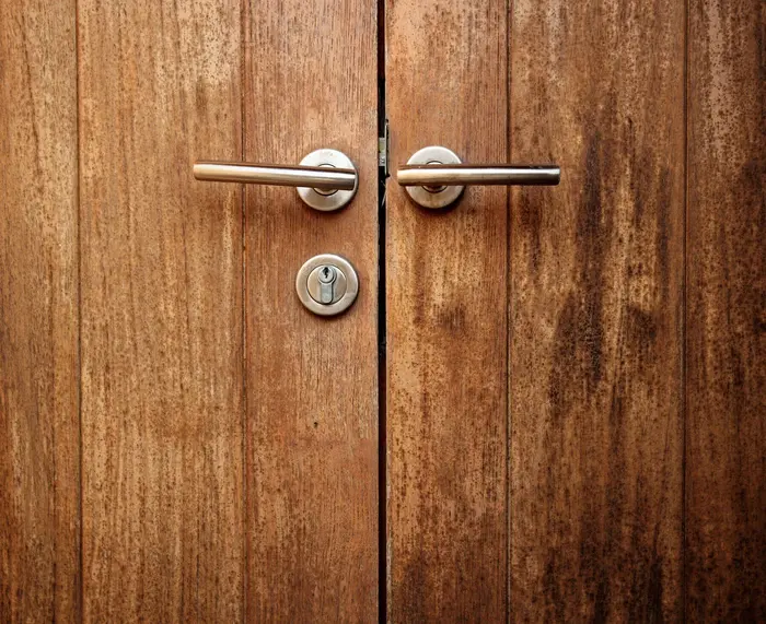 Puerta de madera solida fabricada para casa en Los Cabos